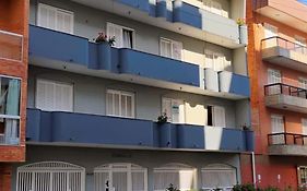 Apartamento 1 dormitório, confortável, no centro de Capão da Canoa a 1 quadra do mar